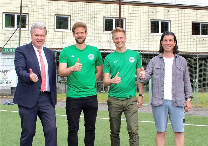 Kaderplaner Rainer Mueller (l.) und Trainer Cornel Hirt (r.) begrüßen die Neuzugänge Christian Hausmann (2. v.l.) und Alexander Meiswinkel (2. v.r.). Foto: privat