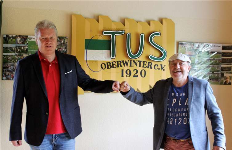 Kaderplaner Rainer Mueller (li.) und Vorsitzender Antonio Lopez freuen sich über ihre weitere Zusammenarbeit.Quelle: TuS Oberwinter