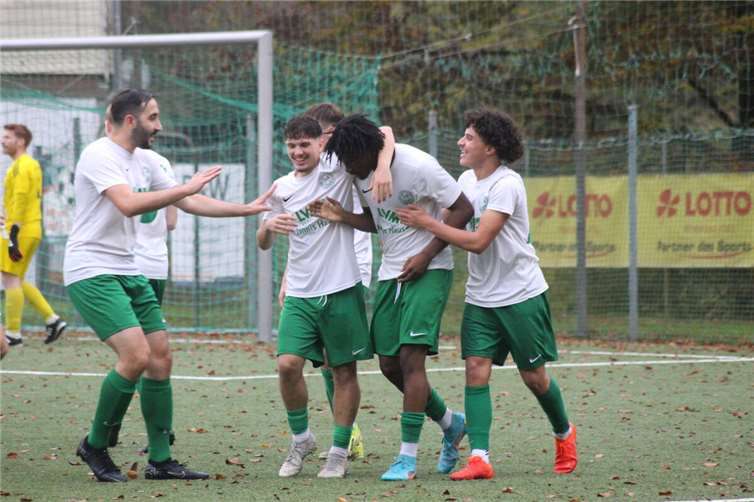 Kadir Begen, Mouhanad Aldakak und Yassin Boutziri freuen sich mit dem Torschützen Liongo Andondo (zweiter von rechts) über die 2:1-Führung.  Foto: Fiona Kochs