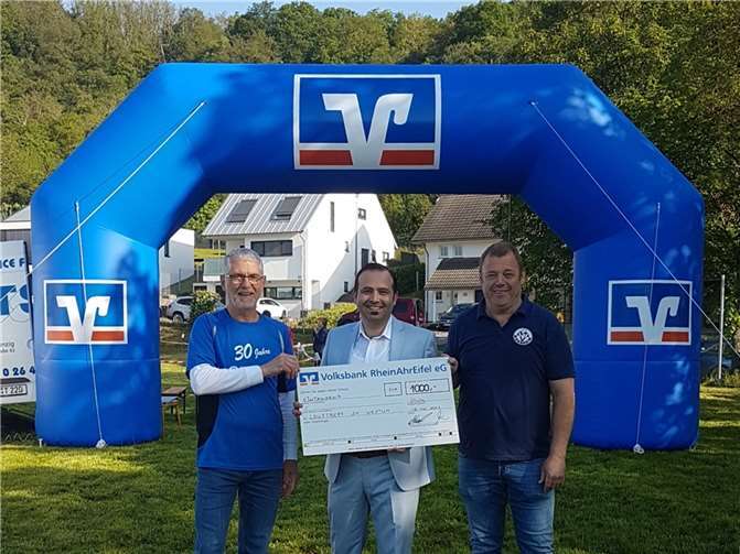 Volksbank RheinAhrEifel spendet 1.000 Euro für den Murrelauf in Sinzig-Westum Kadir Karabüber, Filialleiter Sinzig der Volksbank RheinAhrEifel eG (m.) übergibt den Spendenscheck an Bernhard Schmitz, den Abteilungsleiter des Lauftreffs (l.), und Jörg Schneider, Vorsitzender des SV Rheinland Westum 1919 e.V. (r.) | Foto: Eymen Karabüber. Foto: privat