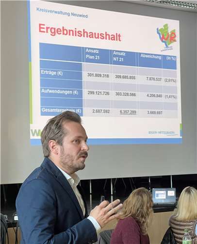Kämmerer Florian Hoffstadt präsentierte dem Kreisausschuss erfreuliche Zahlen für das laufende Haushaltsjahr.Quellen: Kreis Neuwied