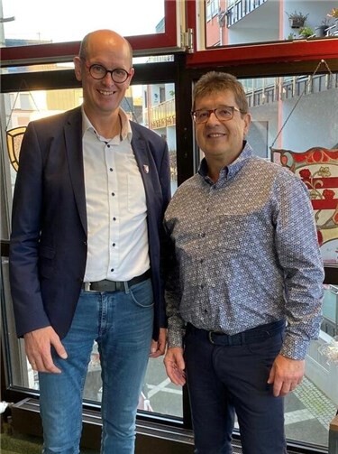 Kämmerer Ulrich Simon (rechts) wurde in den wohlverdienten Ruhestand entlassen.  Foto: VG Bad Hönningen
