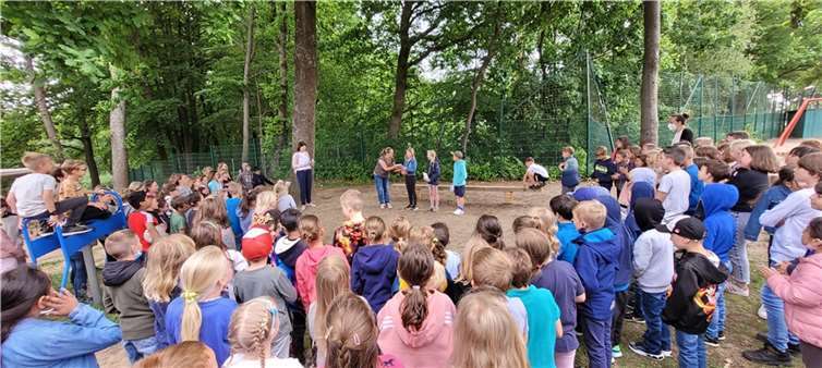 Känguru-Organisatorin Claudia Thelen übergab auf dem Schulhof die Preise an die Gewinner.  Foto: Grundschule am Blauen See