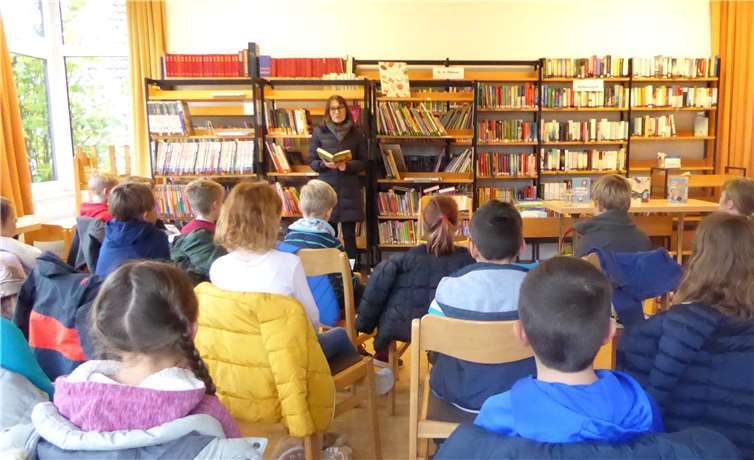 Käpt’n Book: Autorin Andrea Schomburg begeisterte mit einer Lesung aus ihrem Buch „Die besten Tantenretter der Welt“ in der evangelischen Bücherei in Pech. Foto: D. Dresen