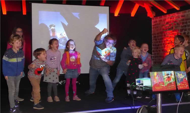 Käpt’n Book: Maike Jebens und Agnieszka Profrock vom Deutsch-Polnischen Jugendtheater in „Die Lokomotive“ bei Jardeco. Privat