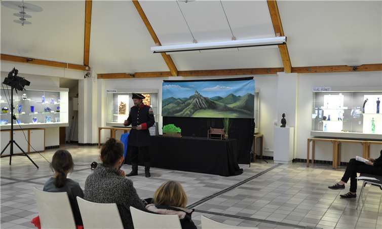 Käpt’n Book persönlich in Person des Schauspielers Hanno Friedrich besuchte am Theaternachmittag das Glasmuseum Rheinbach.Foto: privat