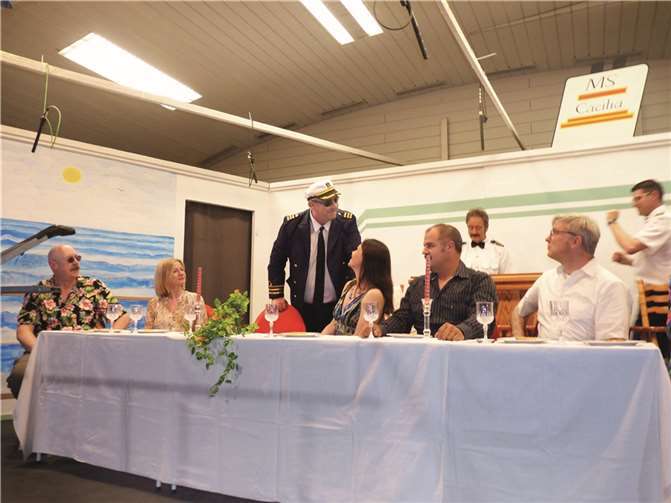 Käpt´n Janson (Mitte) wird seinen Gästen noch einige Überraschungen bescheren.