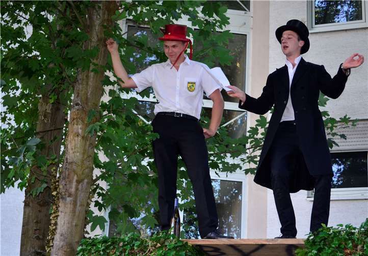 Kärmespasdur Markus Wortig (re.) wurde bei seiner Predigt unterstützt von Scholdes Marvin Thiel.