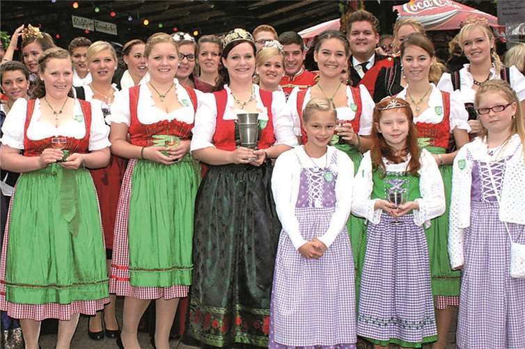 Käse und Wein mundeten nicht nur dem Junggesellen auf dem Motivwagen seines Vereins bestens.  DL