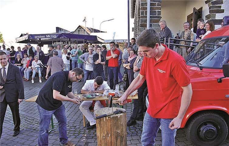 Käskömbchenrennen: Am Start Schnaps trinken und gekochtes Ei essen.