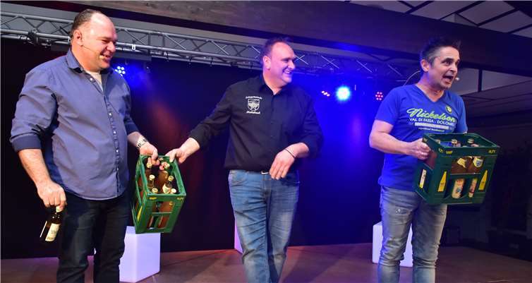 Kästen mit Apfelsaft von Melsbacher Streuobstwiesenüberreichte Ortsbürgermeister Holger Klein (Mitte) den Comedians als Dank.