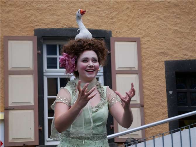 Käthchen erwidert Wilhelms Liebe und bringt diese in gefühlvollen Balladen zum Ausdruck.