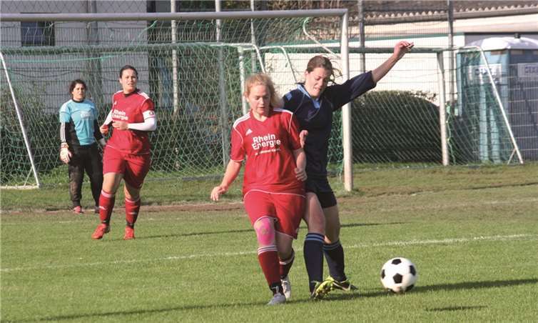 Käthe Bruckschen im Zweikampf mit einer Gegenspielerin.Privat