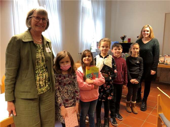 Käthe Langer (Büchereileiterin), Emy (3. Kl.), Nora (2. Kl.), Eva (3. Kl.) Benedict (4. Kl.), Marie (4. Kl.), Barbara Kolz (Rektorin). Foto: privat