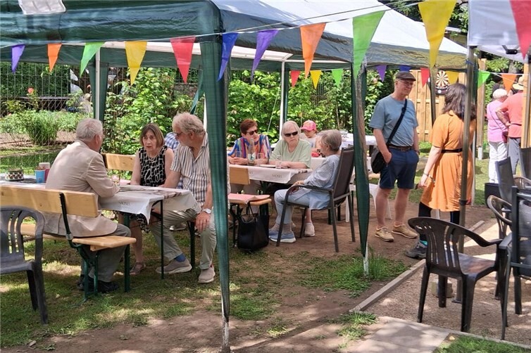 Kaffee, Gespräche und gute Stimmung: Der neue Garten „Wildwuchs60+“ zeigte schon bei der Eröffnung, wofür er gedacht ist – als Ort der Begegnung mitten in Lützel.