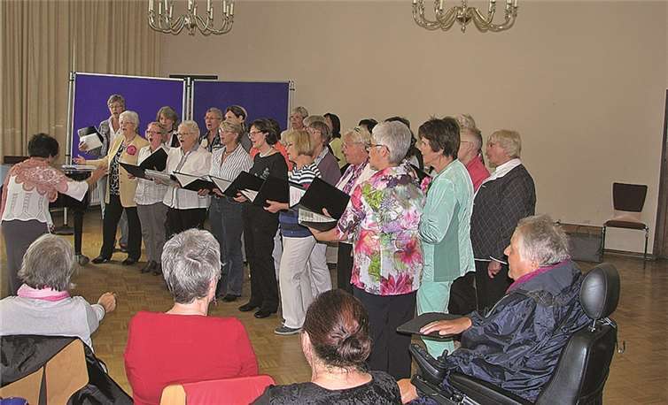 „Kaffee - Kuchen - Chorgesang“ hieß es beim Frauenchor Rheinbach.