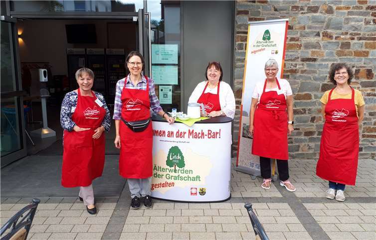 Kaffee, Kuchen, ein Lächeln und vor allem ein paar unbeschwerte Stunden schenkten die „Damen an der Mach-Bar“ den Menschen im Winzerverein von Lantershofen. Foto: Caritas