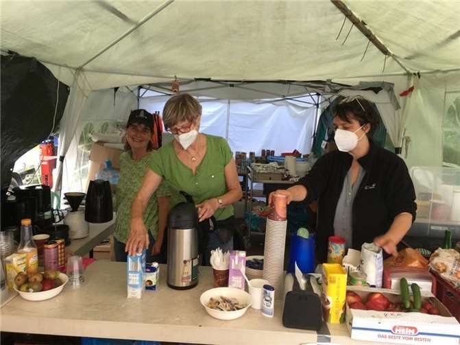 Kaffee kochen, Brötchen schmieren, viele helfende Hände werden benötigt. Foto: privat