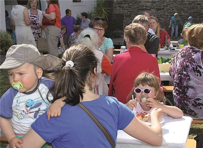 Kaffee und Kuchen, Würstchen und kühle Getränke gab es für kleine undgroße Besucher bei der Abschlussfeier.