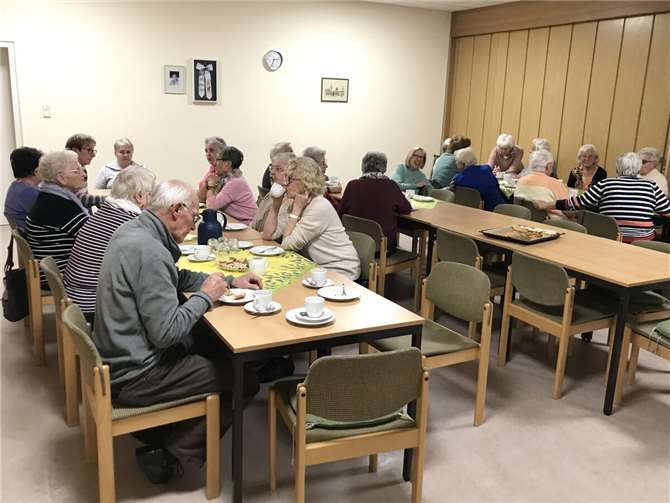 Kaffeeklatsch beim Seniorentreff im Pfarrheim St. Kastor. Foto: Manni Puth