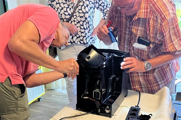 Kaffeevollautomaten sind eine knifflige Herausforderung, der sich die Reparateure immer wieder stellen.