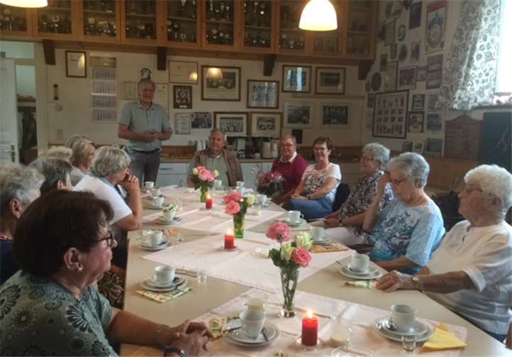 Kafferunde mit Renate Krämer, Ute Krupp, Ortsvorsteher Holger Klöss und der Kaffeerunde. Privat