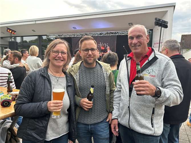 Kai Dommershausen (Bildmitte) im Beisein der ehemaligen Ortsbürgermeisterin Karin Küsel (links) und des ehemaligen VG-Bürgermeisters Fred Pretz (rechts).  Fotos: privat