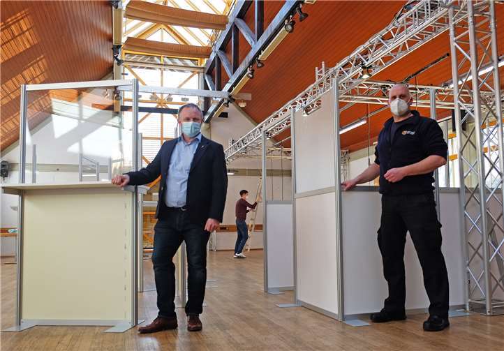 Kai Jost (re.), der stellvertretende Leiter des Amts 37 und Oberbürgermeister Jan Einig im Schnelltestzentrum in Block. Foto: Stadt Neuwied