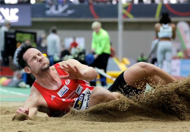 Kai Kazmirek beim Weitsprung. Wolfgang Birkenstock