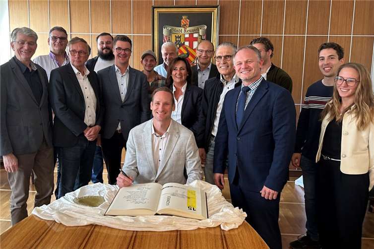 Kai Kazmirek blickt auf eine herausragende Karriere als Sportler zurück. Zum Abschluss trug er sich in das Buch der Stadt ein. Mit ihm freuen sich Freunde, Sportkameraden, Sponsoren und der Neuwieder Stadtvorstand.Foto: Stadt Neuwied / Ulf Steffenfauseweh