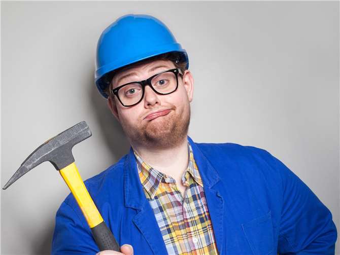 Kai Kramosta als Handwerker Peters.  Quelle: Kai Kramosta