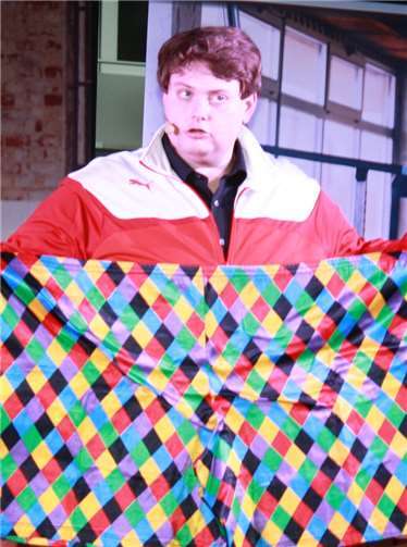 Kai Kramosta hat sich die Badehose mit der Konfektionsgröße „SE“ aus zwei Meter Stoff auf den Leib geschneidert.