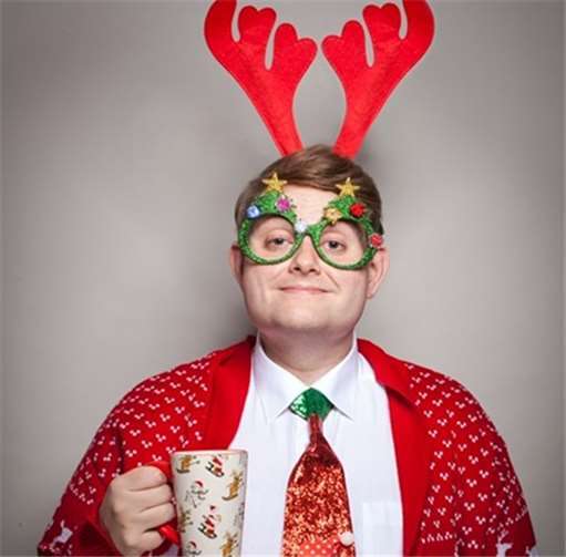 „Es weihnachtet schwer“ in der Halle 129 Kai Kramostalädt ein zur philosophischenBetrachtung des alljährlichenBesinnlichkeits-Spektakels.Foto: Damir Susak