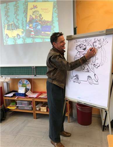 Kai Pannen kreativ am Flipchart.