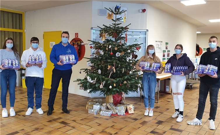 Kai Pietrusziak (3.v.l.) übergibt den Mitgliedern der Schülervertretung der Hans-Dietrich-Schule die Nikoläuse.Foto: privat