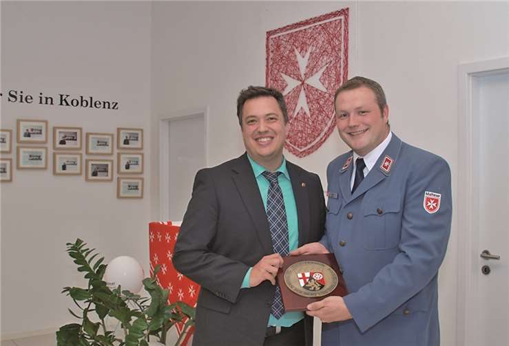 Neue Dienststelle wurde eröffnet Kai Sattler, Stadtbeauftragter der Malteser Dienststelle Koblenz erhielt von Benjamin Zurek eine Plakette für die Dienststelle. US