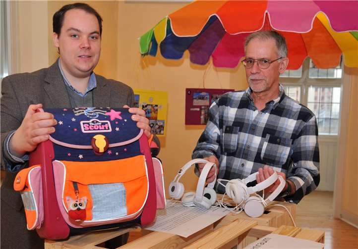 Kai Seebert (links) und Hans-Werner Röder vom Stadtmuseum bauen die Sonderausstellung „Kindheit in Andernach“ in der ersten Etage des Museums auf. Foto: Stadt Andernach/Maurer