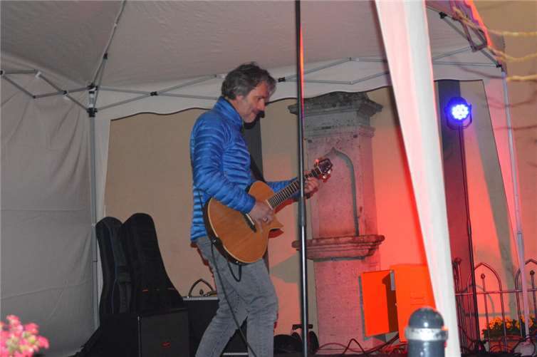 Kai Sonnhalter begeisterte Jung und Alt mit bekannten neueren Songs und Oldies.