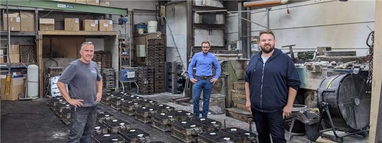 Kai-Uwe Pelikan (links), gewährt SPD-Bürgermeisterkandidat Christoph Mohr (rechts) und SPD-Ratsmitglied Dominik Pretz (Mitte) Einblicke in seinen Arbeitsalltag. Foto: privat