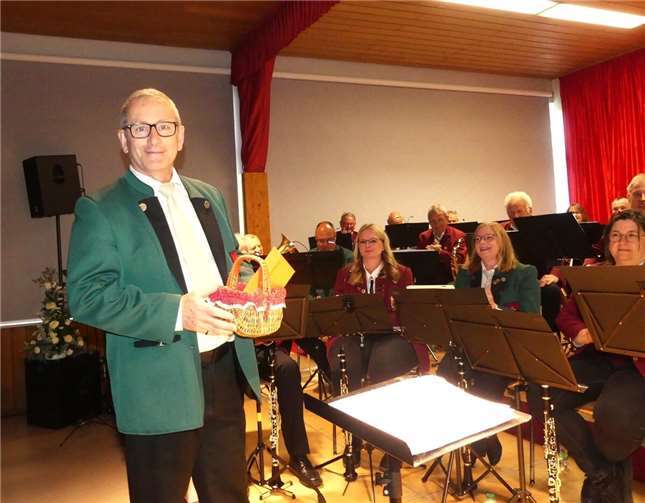 Kaifenheims Dirigent Herbert Seul wurde von den Münstermaifelder Freunden zum Stadtkapellmeister ernannt und erhielt überdies ein kleines Präsent.