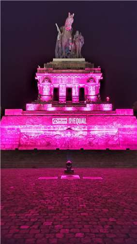 Kaiser-Denkmal am Deutschen Eck: „Gils Get Equal“ – Ein leuchtendes Zeichen für die Rechte von Mädchen.