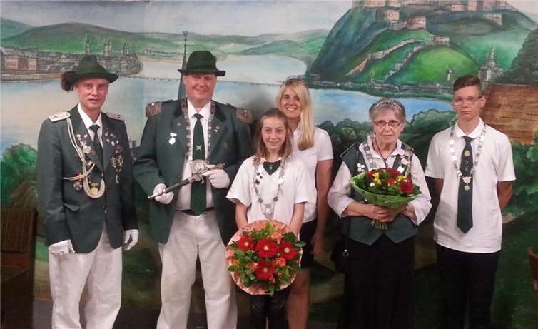 Kaiser Jörg Wahl (v. l.), Schützenkönig Bernd Zanft mit Königin Jessica Burger, Schülerprinzessin Valeria Grasso, Damenschützenkönigin Renate Flesser und Jungschützenkönig Ricardo Grasso. privat