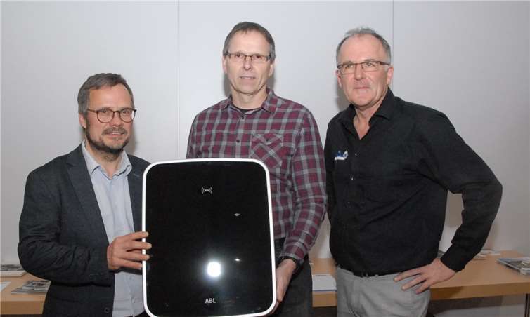 Kaiser, Schwanenberger und Schramek zeigen eine Ladestation, mit der die Akkus von E-Autos innerhalb kurzer Zeit aufgeladen werden können. Fotos: KER