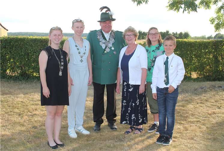 Kaiserpaar Ralf und Bärbel Breuer, Prinzessin Sophia Schreiner, Schülerprinzessin Fiona Schreiner, Bambiniprinz Tom Feuser, Bürgerkönigin Elena Endro und Bürgerprinz Felix Klöcker freuen sich auf viele Besucher. Foto: Christian Klein