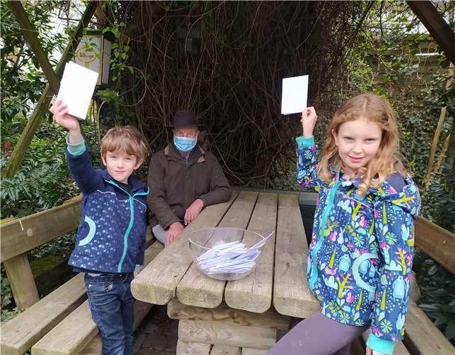 Kaja und Mika haben die Gewinner ermittelt und halten die Lösungszettel in die Höhe.Foto: privat