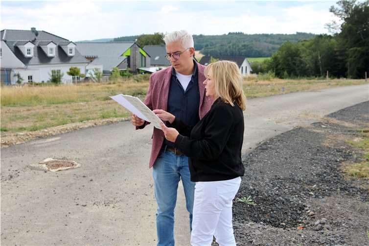 Kalenborns Ortsbürgermeisterin Annette Winnen informiert Dominik Gieler, Bürgermeister der Verbandsgemeinde Altenahr, über das seit einigen Jahren geplante und mittlerweile erschlossene Neubaugebiet Römerweg II.  Foto: Thorsten Trütgen / VG Altenahr