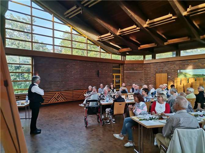 Kalle Grundmann leitete die Biblische Weinprobe der Kolpingfamilie St. Martin im Pfarrzentrum am Europaplatz.  Foto: Stephan Otto