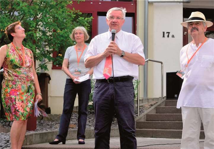 Kalle Grundmann (re.) Iris Kiefer und Margret Sprengart (v.l.) freuten sich über das Grußwort von Oberbürgermeister Dr. Joachim Hofmann Göttig.