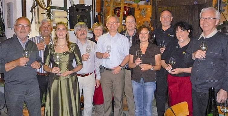 Kalle Grundmann (vierter von links) fühlte sich 2010 bei der biblischen Weinprobe in der Weinscheune Birnbach bei Weinprinzessin Anja und den Gästen sichtlich wohl.  privat