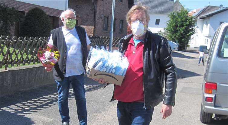 Kalle Kerstholt (links) und Jochen Bois auf dem Weg zu ihrem „Überraschungsbesuch“ bei Ulla Pütz.